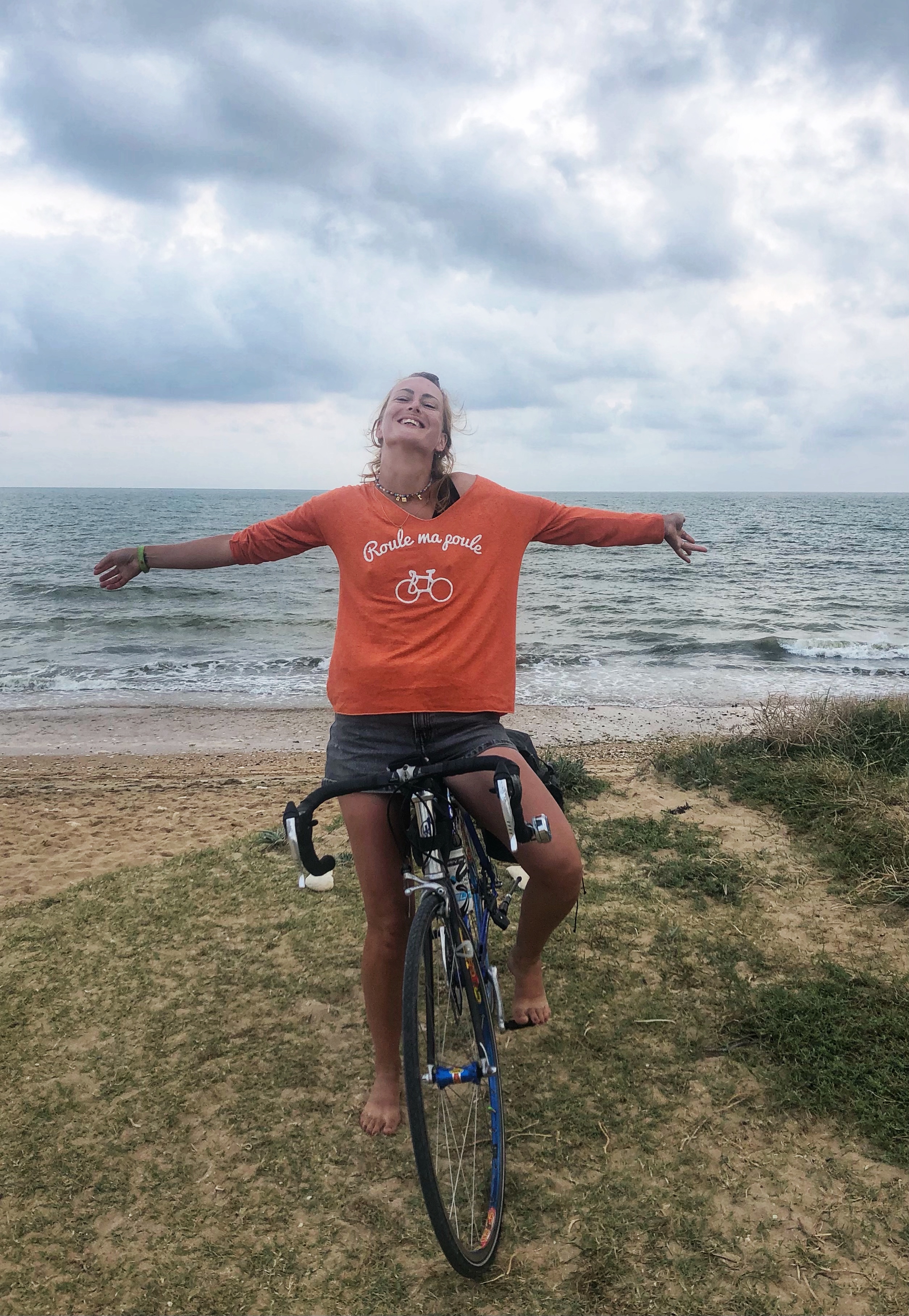 Sandra au bord de l'eau avec son vélo