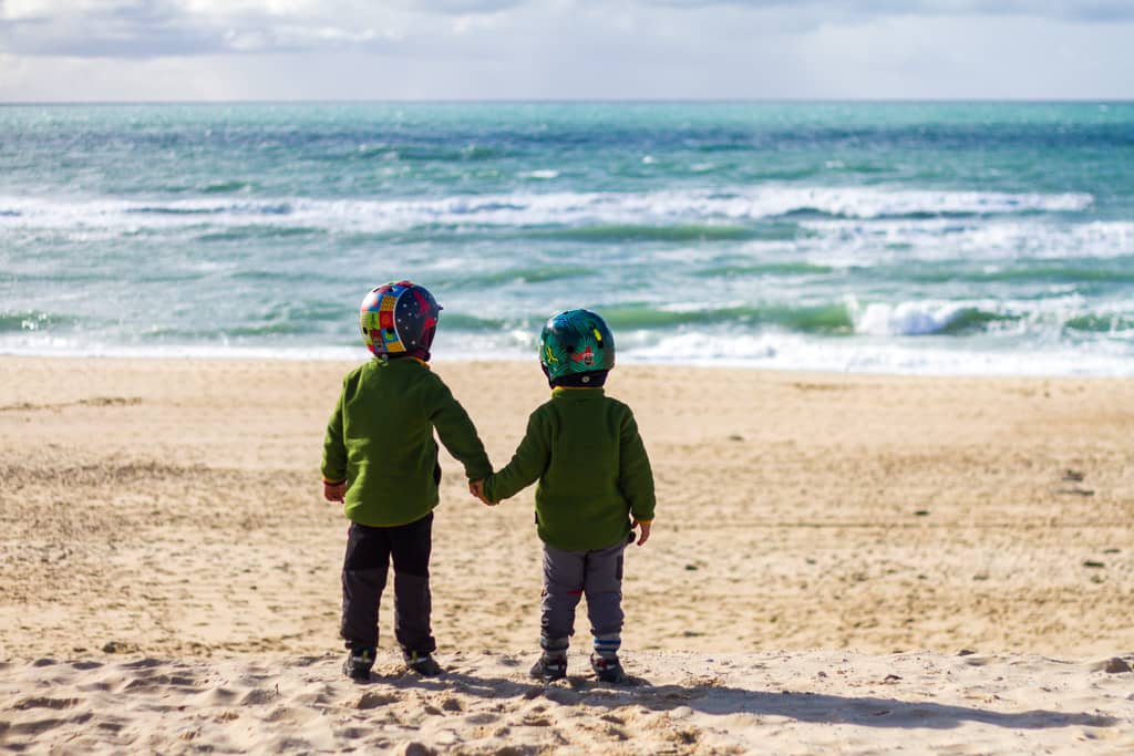 enfants devant l'océan