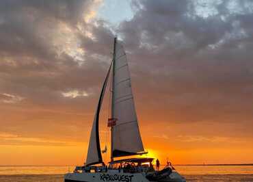 Balade en mer sur catamaran à voile au coucher du soleil - Kapalouest
