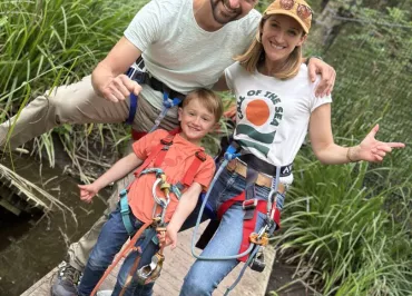 Parents et leur enfant à l'accrobranche