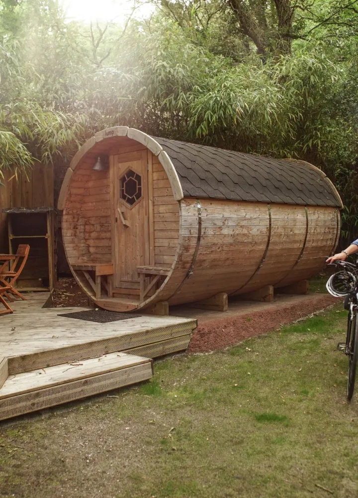 La Vélodyssée_hebergement-insolite_Lodge-du-Lac_©LaVelodyssee-Aurelie-Stapf.jpg
