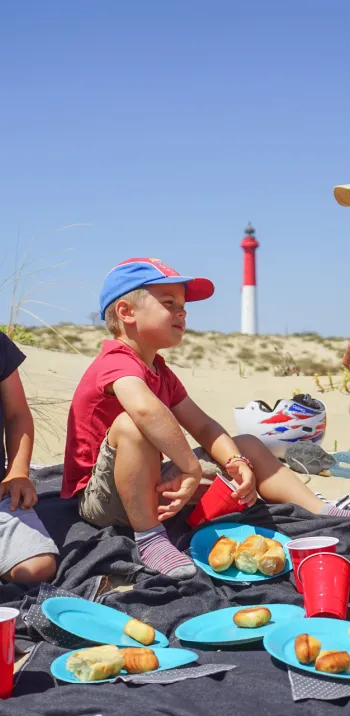 Pique-nique en famille sur la plage