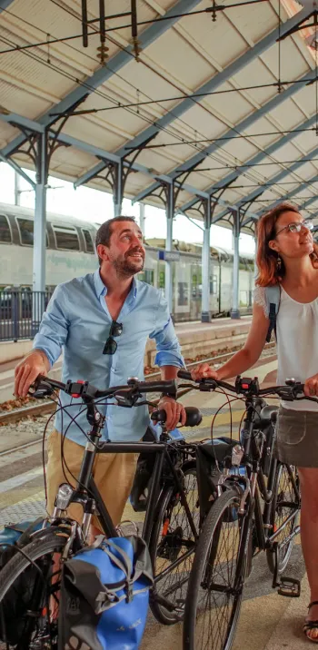 Cyclistes en gare.jpg