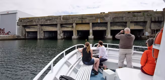 Le navire Alizé, devant la Base Sous-Marine