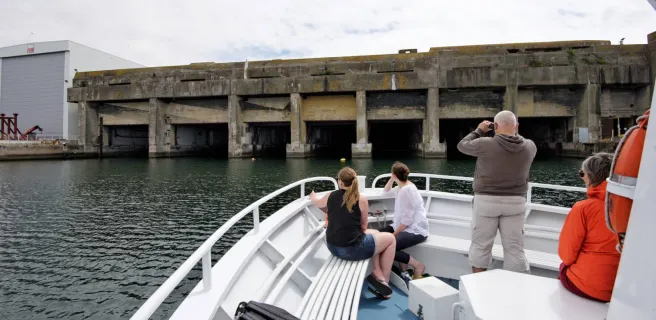 Le navire Alizé, devant la Base Sous-Marine