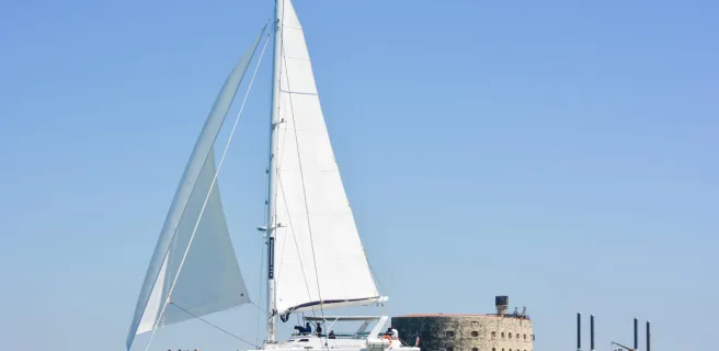 Le catamaran devant le Fort Boyard.