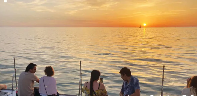 À l'heure du coucher du soleil à bord de Kapalouest