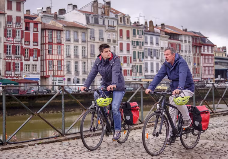 Bayonne le long des quais de la Nive