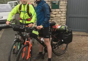 Valentin et Nathan sur le départ avec leurs vélos