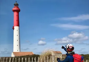 Valentin devant le phare de la Coubre