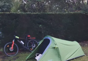 tente et vélo installés pour la nuit