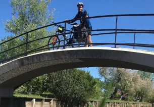 Valentin et son vélo sur un pont