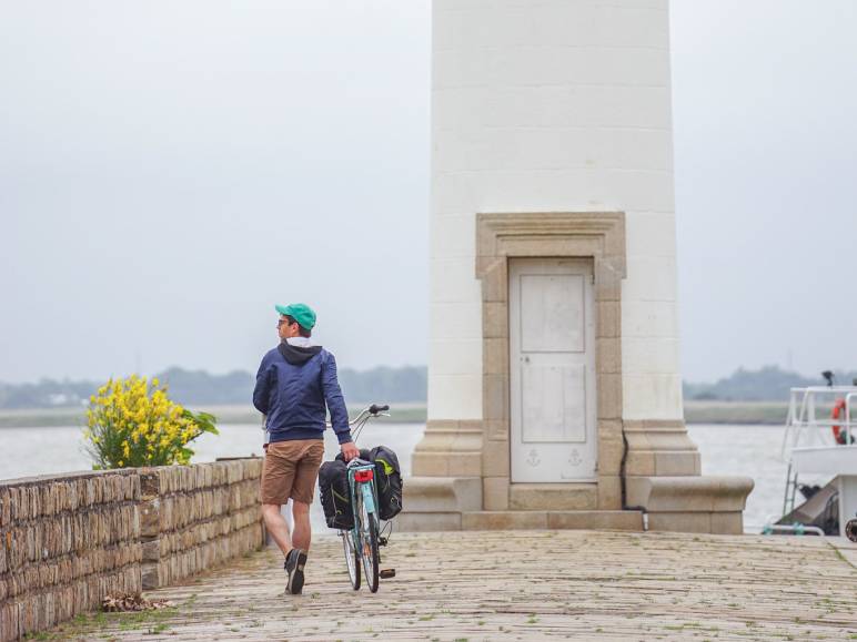 Phare de Corsept et cycliste