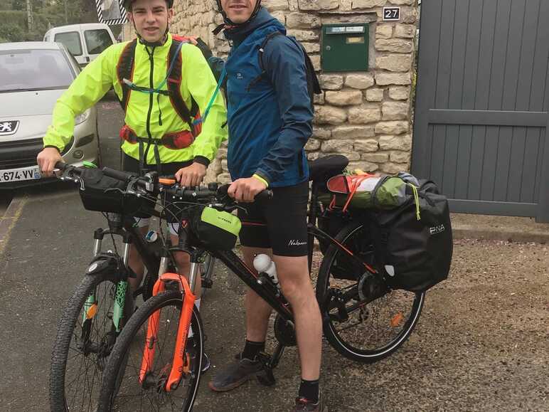 Valentin et Nathan sur le départ avec leurs vélos