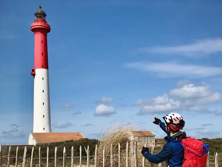 Valentin devant le phare de la Coubre