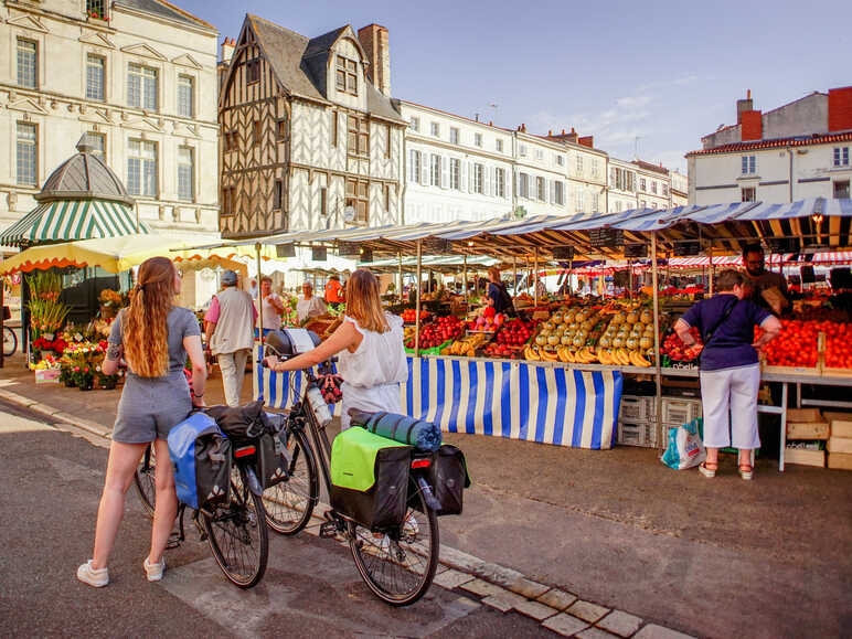 marché de La Rochelle avec cyclistes