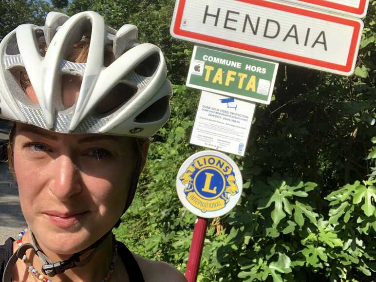 Sandra au niveau du panneau de la ville d'Hendaye