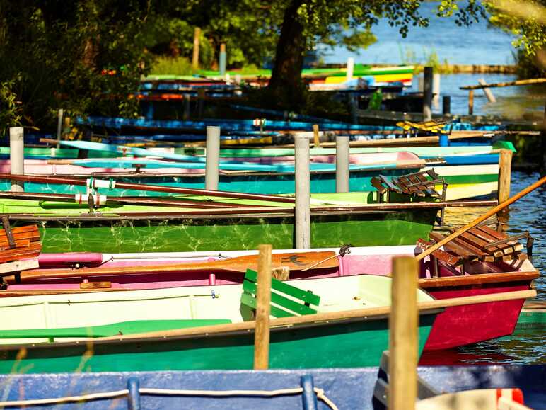 Barques sur le lac de Léon