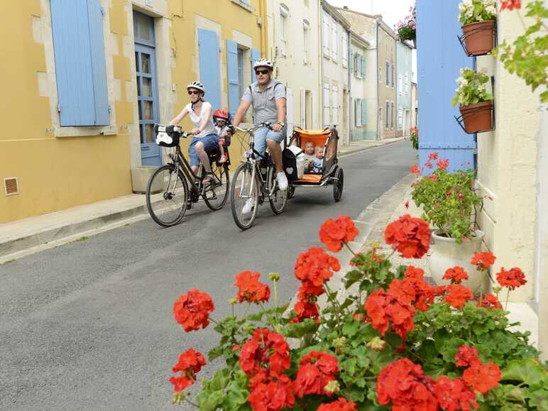 En Charente-Maritime : le Canal des 2 Mers à Vélo et La Vélo Francette