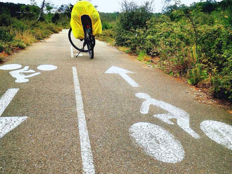 vélo stationné sur la piste cyclable