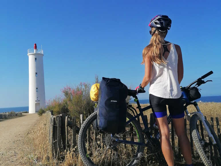 femme velo phare