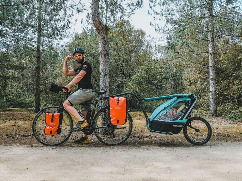 Thomas et Zoé à vélo en chariotte